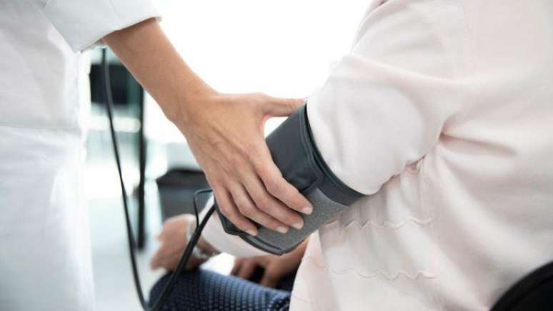 M&eacute;dicos indicam medir a press&atilde;o fora do consult&oacute;rio para evitar fen&ocirc;menos como a hipertens&atilde;o do jaleco branco ou a hipertens&atilde;o mascarada