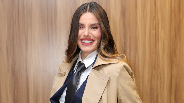 Camila Queiroz combines jeans and tie in corpcore look