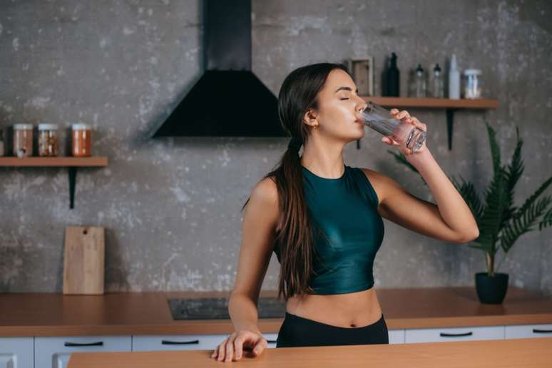 O consumo regular de &aacute;gua &eacute; essencial para ajudar no ganho de massa muscular 