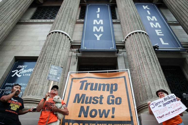 Manifestantes protestaram contra Trump por suspensão do programa de Jimmy Kimmel