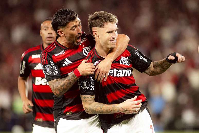 Varela is celebrated by Arascaeta shortly after scoring Flamengo's second goal - Varela is celebrated by Arascaeta shortly after scoring Flamengo's second goal -
