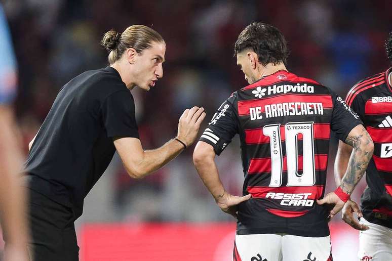 Filipe Luís talks to Arcecare during Flamengo X Estudiantes -