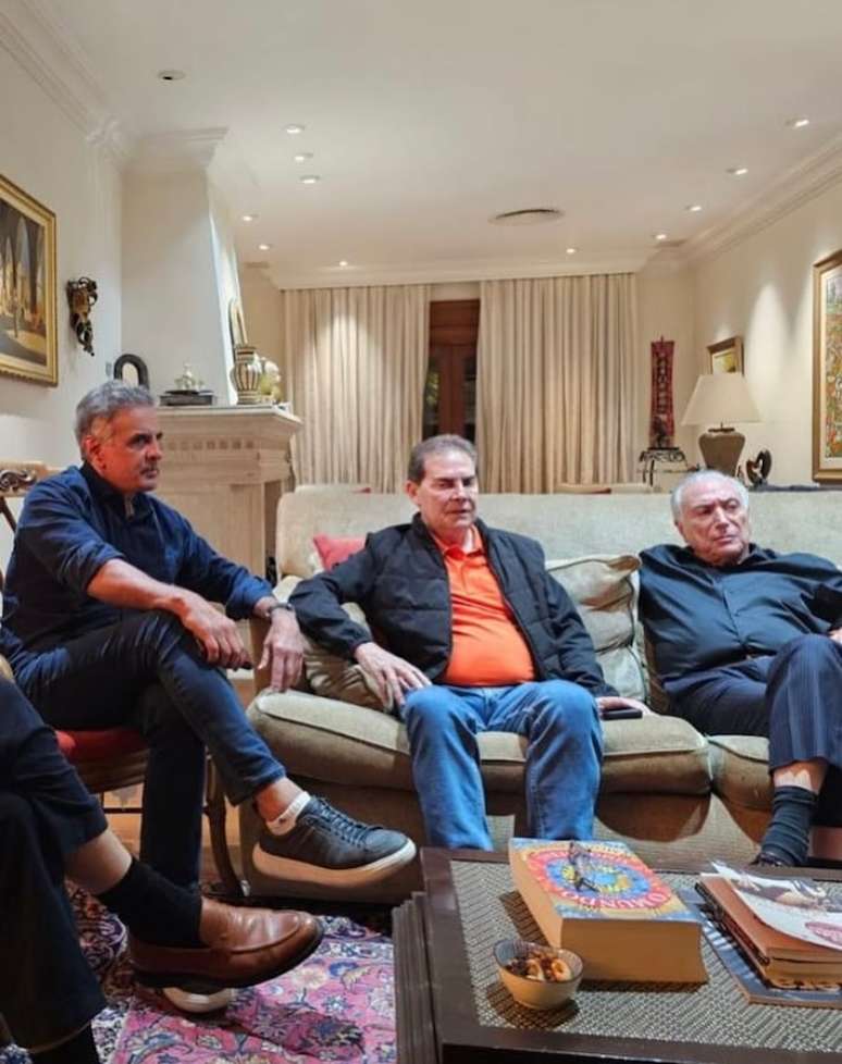 Encontro entre Paulinho da Força, Aécio Neves e Michel Temer teve participação virtual de Hugo Motta