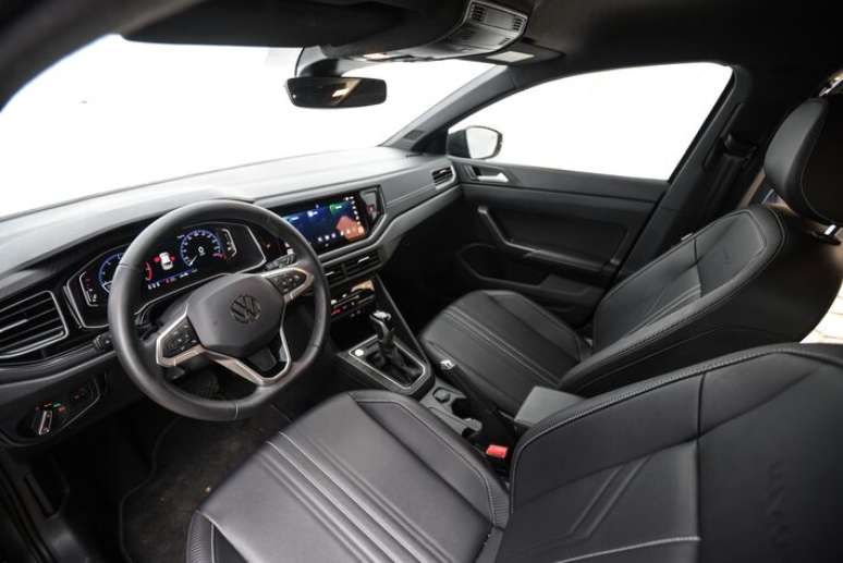 Nivus tamb&eacute;m tem duas telas, mas multim&iacute;dia &eacute; menor, com 10", e desenho &eacute; o mesmo do Polo