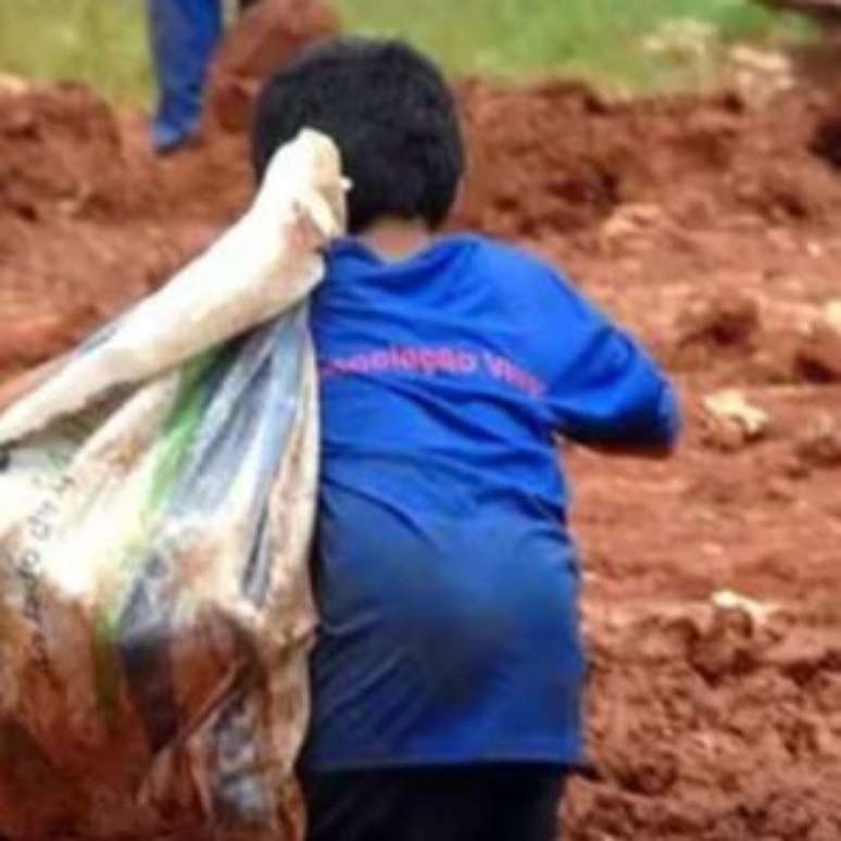 Crian&ccedil;a no Brasil trabalhando.