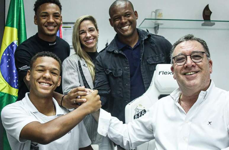 Santos assina primeiro contrato profissional com joia da base -