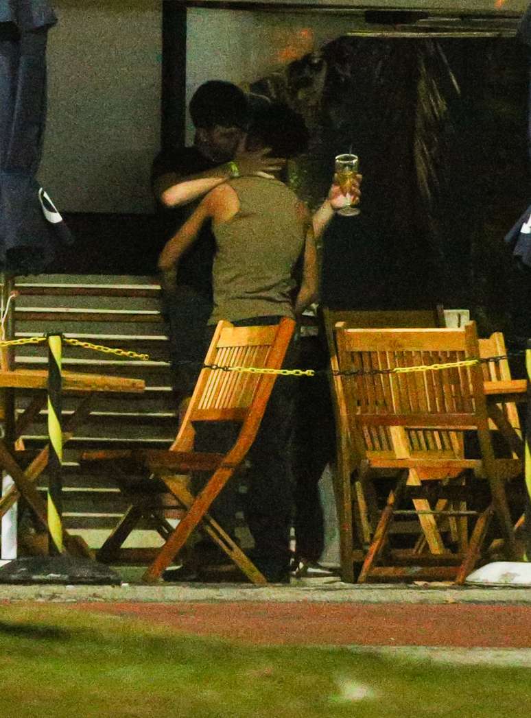 Lucas Leto e Álvaro Xaro trocam beijos em quiosque no Rio de Janeiro