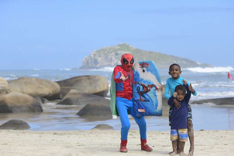 'Meu barato é roubar a cena dos surfistas': conheça Idênio Vieira, 79, o 'super-herói' que anima etapa da WSL em SC