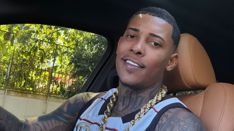 Mc Poze Do Squegee says he has a car stolen from Rio de Janeiro