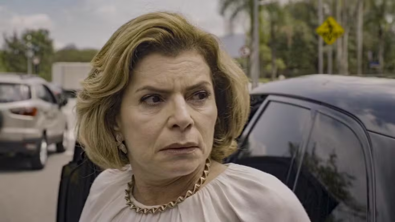 Odete Roitman (Debora Bloch) sofrerá atentado em Vale Tudo