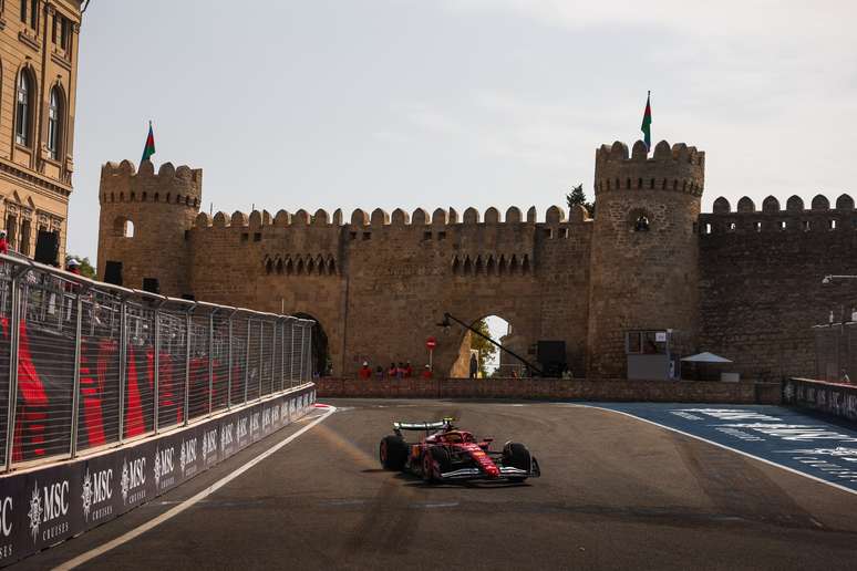 Lewis Hamilton domina sessão em Baku no Azerbaijão