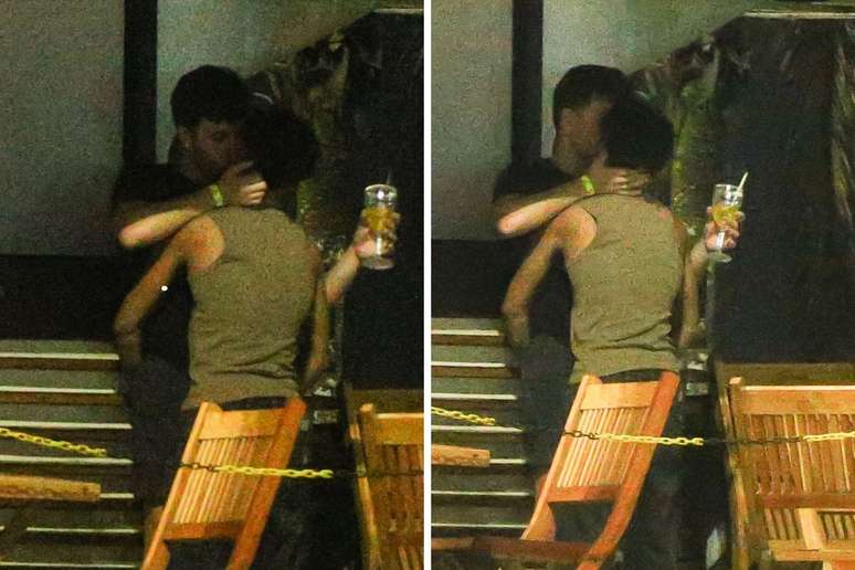 Lucas Leto e Álvaro Xaro trocam beijos em quiosque no Rio de Janeiro