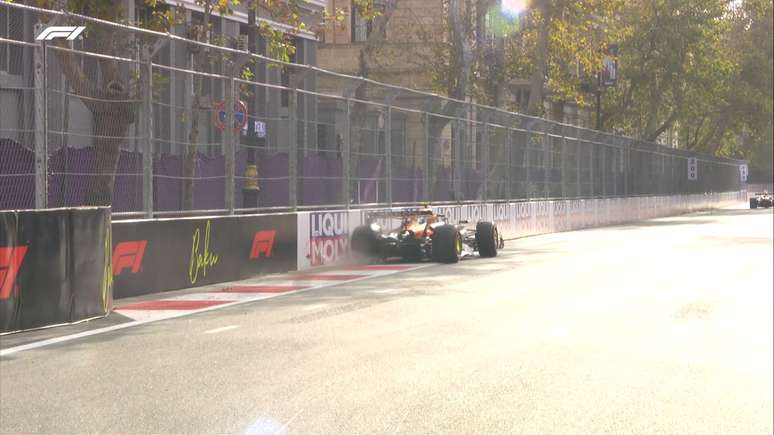 Lando Norris bate durante treino livre 2 em Baku no Azerbaijão