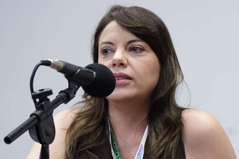 A fadiga extrema e as dores viraram rotina para a psic&oacute;loga D&eacute;a Oliveira, que teve diagn&oacute;stico de miastenia gravis generalizada.