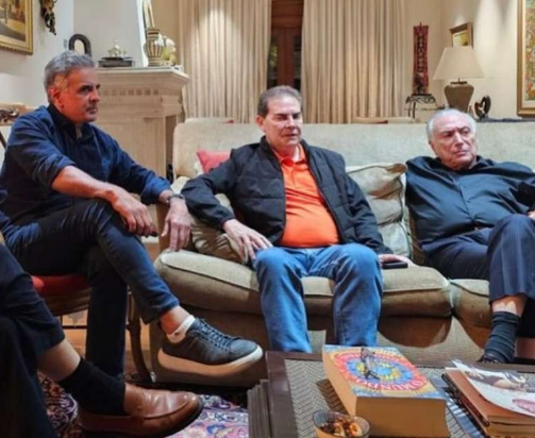 Encontro entre Paulinho da Força, Aécio Neves e Michel Temer teve participação virtual de Hugo Motta