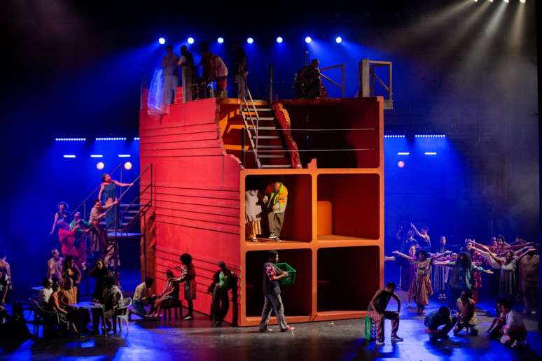 Porgy and Bess narra a história de Porgy, um mendigo que tenta resgatar sua amada Bess das garras de Crown, violento e possessivo. 