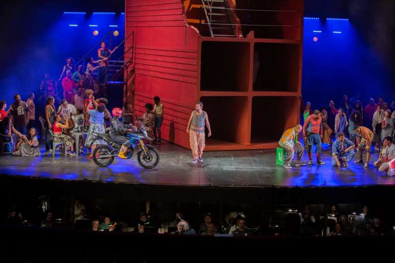 Não é sempre que uma moto divide o palco do Theatro Municipal de São Paulo com a Orquestra Sinfônica Municipal, o Coral Paulistano e o Coro Lírico Municipal.