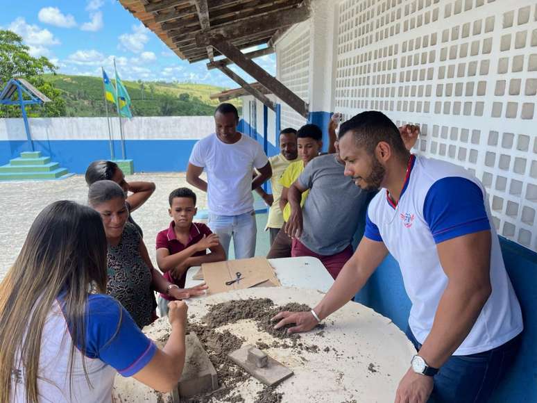 O grupo j&aacute; chegou a promover uma oficina com a comunidade para ensinar a fazer o tijolo, visto que a ideia surgiu com o intuito de ajudar a popula&ccedil;&atilde;o local a encontrar uma solu&ccedil;&atilde;o eficaz que substitua as constru&ccedil;&otilde;es de pau a pique