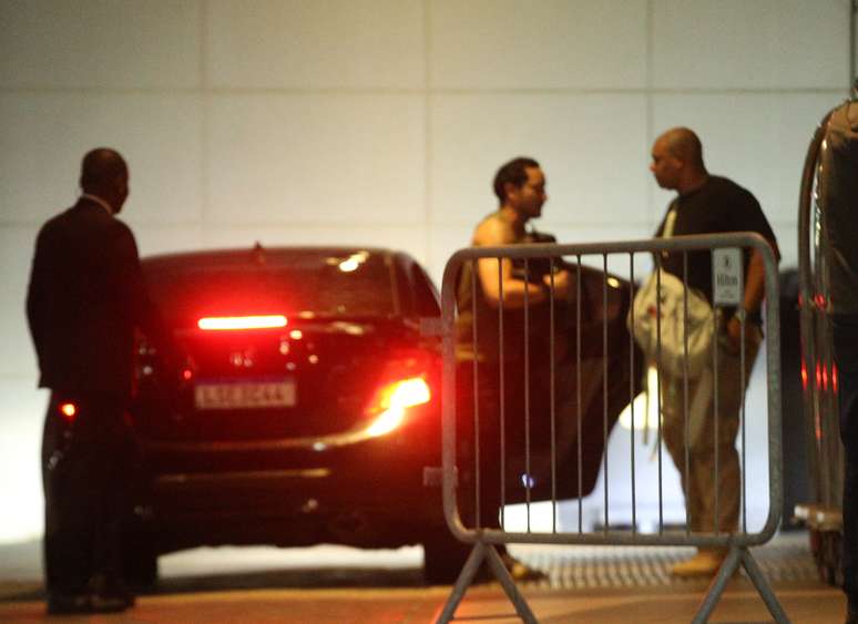 Allan descends from Wanessa's car herself