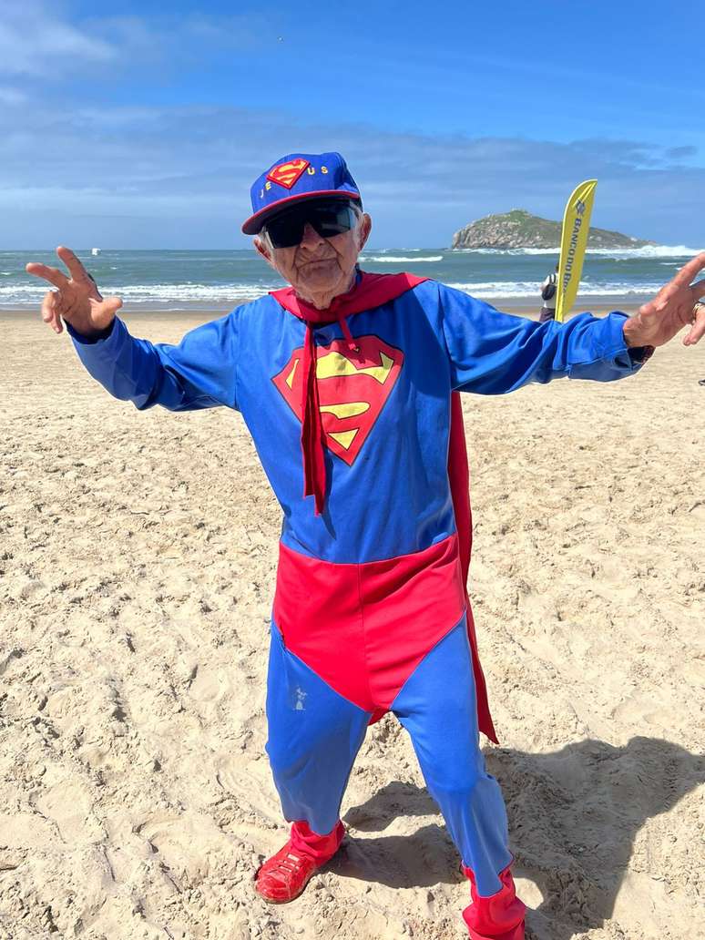 'Meu barato é roubar a cena dos surfistas': conheça Idênio Vieira, 79, o 'super-herói' que anima etapa da WSL em SC