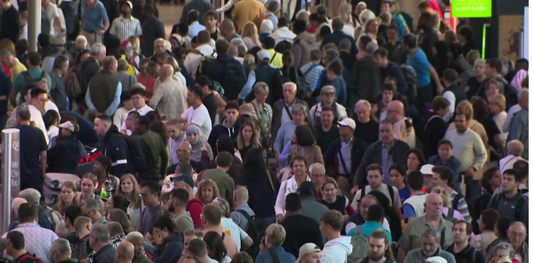 Mar de gente visto no aeroporto de Bruxelas