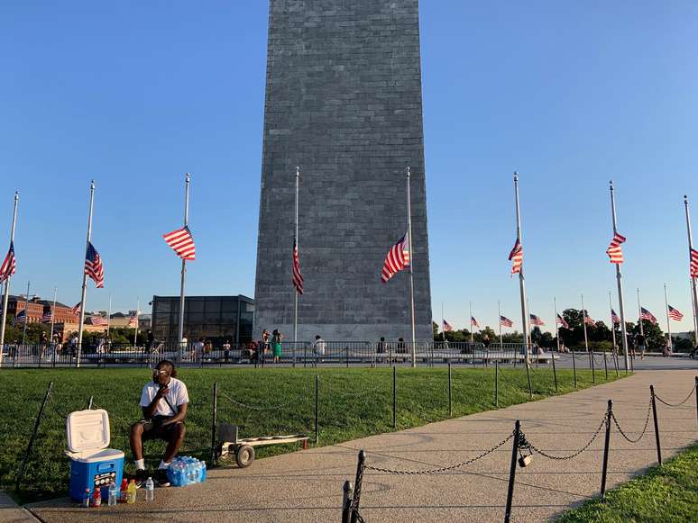 Bandeiras americanas hasteadas a meio-mastro em Washington, por ordem de Trump, ap&oacute;s o assassinato de Charlie Kirk