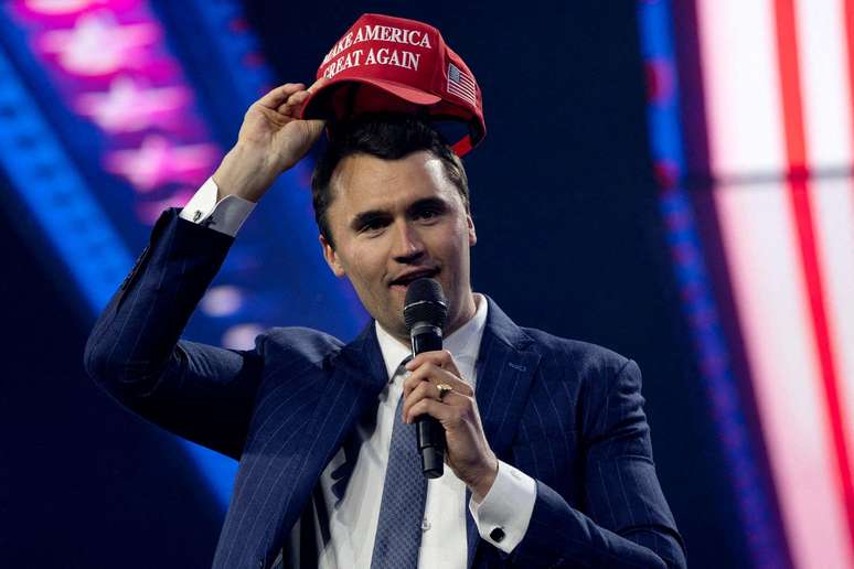 Charlie Kirk durante uma confer&ecirc;ncia em 2024