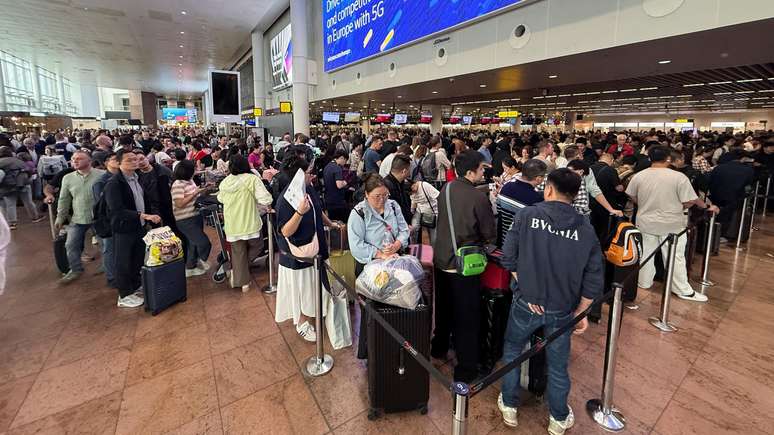 Longas filas e grandes multidões podiam ser vistas no aeroporto de Bruxelas na manhã de sábado.