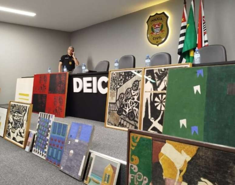 Duas das obras foram avaliadas em R$ 6 milh&otilde;es, segundo a pol&iacute;cia.