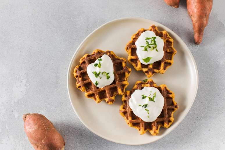 Waffle de batata-doce com iogurte&nbsp;