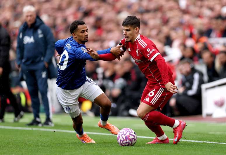  Kerkez, do Liverpool,  passa pela marcação de  Ndiaye na vitória do Reds sobre o Everton – 
