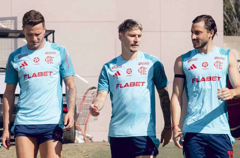 Saul, &agrave; esquerda, pode ser surpresa na escala&ccedil;&atilde;o do Flamengo. Adriano Fontes/Flamengo