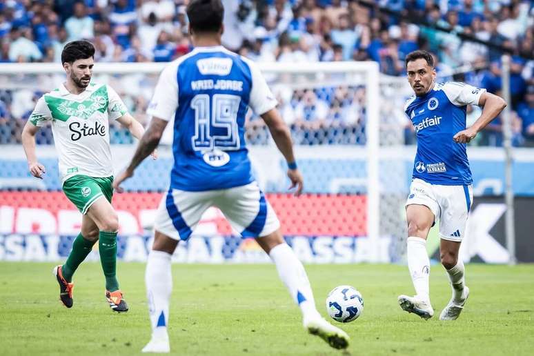 Eduardo em a&ccedil;&atilde;o pelo Cruzeiro &ndash;