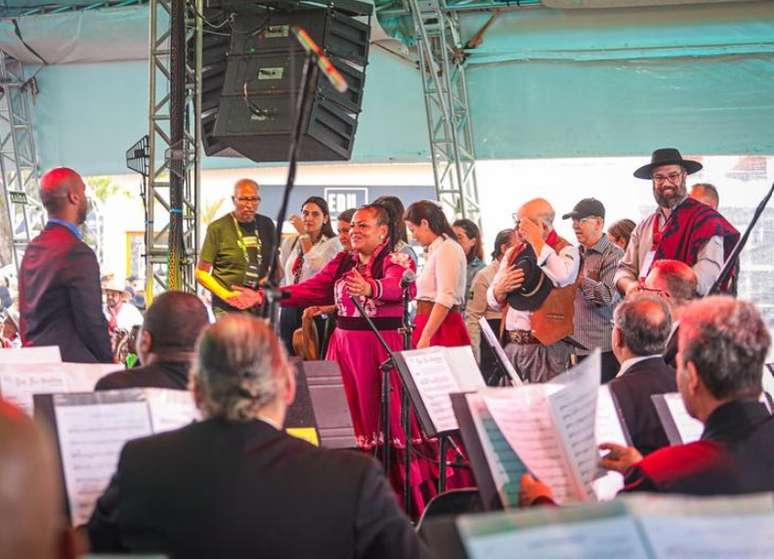 The closure of Camp Farroupilha celebrates tradition with the extinction of Creoula flame