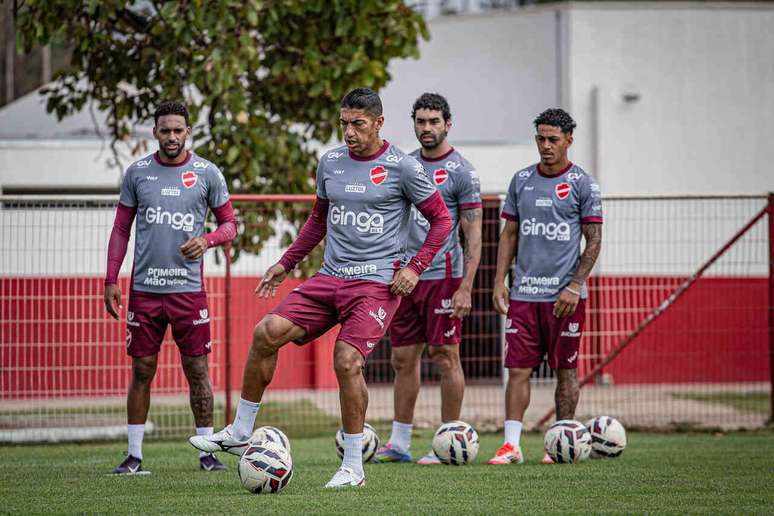 Vila precisa voltar a vencer para seguir sonhando com o acesso &ndash;