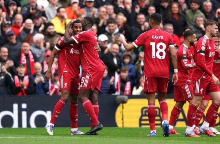  Kerkez, do Liverpool,  passa pela marcação de  Ndiaye na vitória do Reds sobre o Everton – 