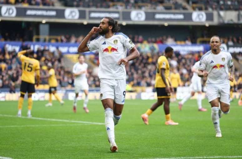 - Dan Istitene/Getty Images - Legenda: Calvert-Lewin comemora o primeiro gol do Leeds United