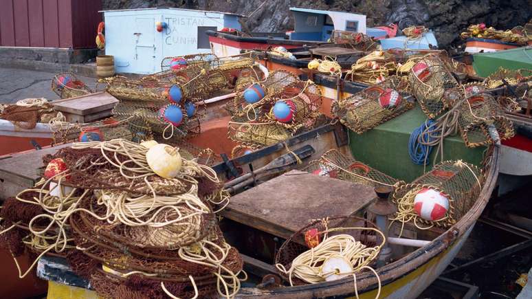 Os pescadores de Trist&atilde;o da Cunha usam armadilhas para capturar a lagosta-de-s&atilde;o-paulo, que &eacute; a base da economia do arquip&eacute;lago