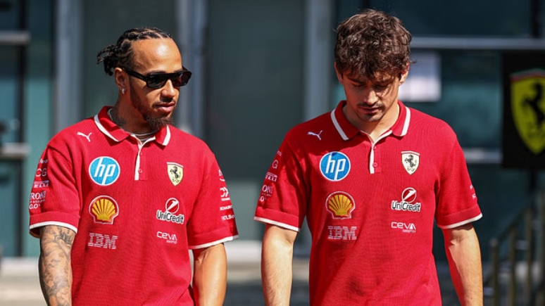 Lewis Hamilton (esq) e Charles Leclerc (dir) no GP de Shanghai