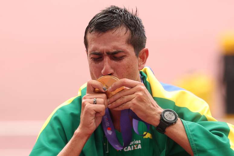 Caio Bonfim conquista ouro e se torna maior medalhista brasileiro da história dos Mundiais