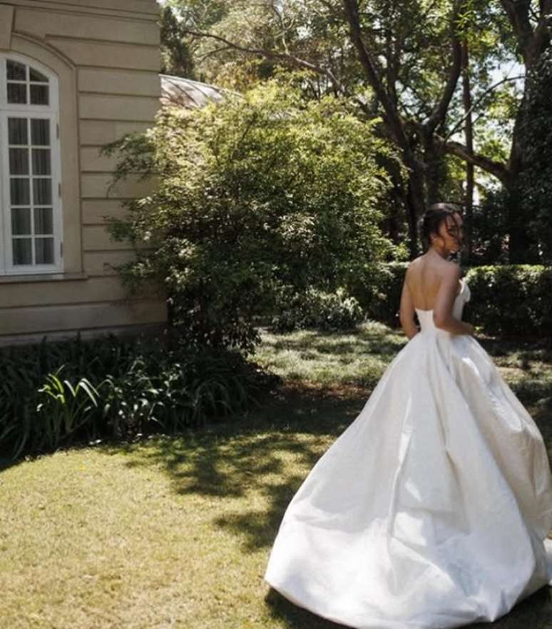 Lara Silva em foto do ensaio para a 'Vogue Noiva', divulgado em seu perfil no Instagram