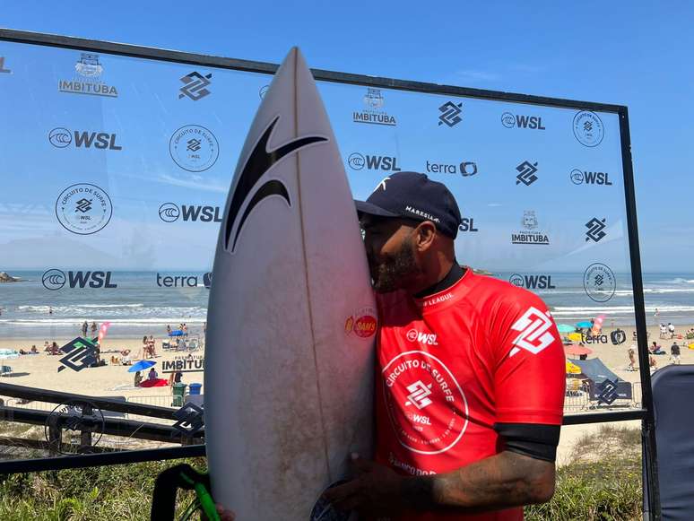 Jadson Andr&eacute; venceu bateria disputada e se classificou &agrave;s quartas do torneio, ao lado de Caio Costa