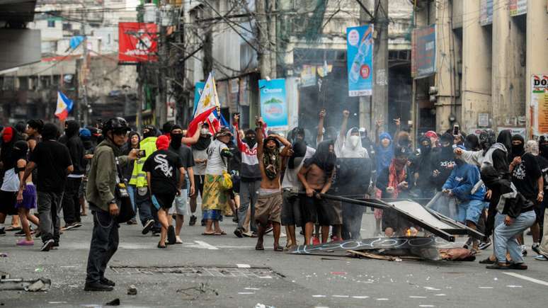 Protestos contra corrupção levaram dezenas de milhares de filipinos às ruas da capital, Manila. Houve confrontos com a polícia. (21/09/2025)