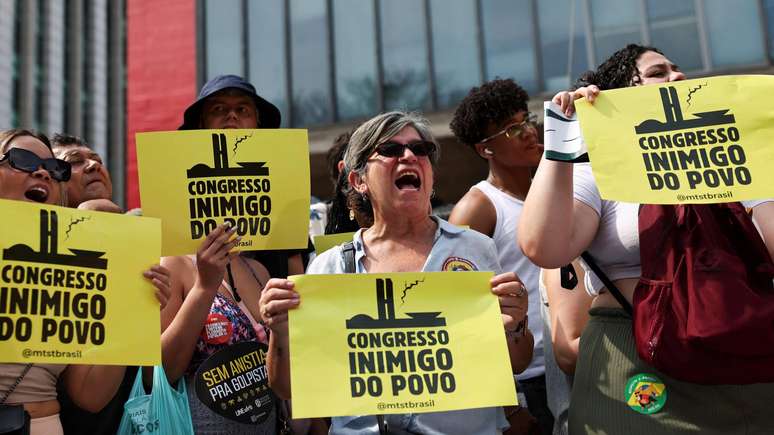 Manifestantes levaram cartazes com cr&iacute;ticas ao Congresso. Texto ainda deve ser aprovado no Senado