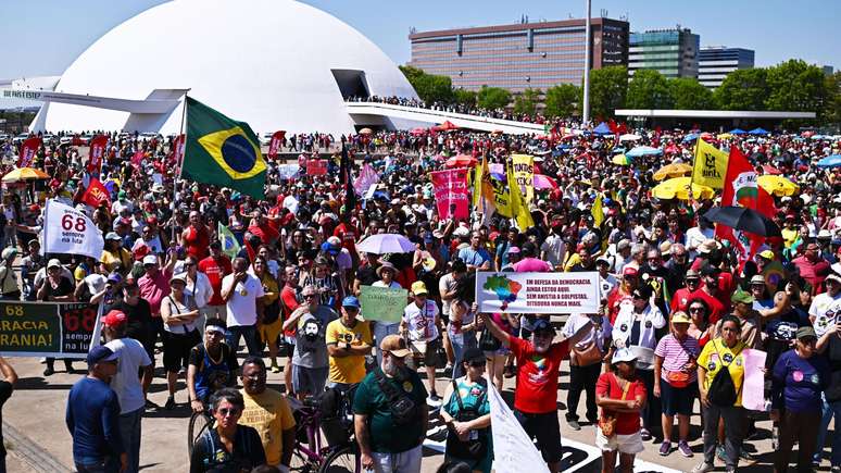 Em Bras&iacute;lia, manifestantes fizeram uma passeata at&eacute; os arredores do Congresso