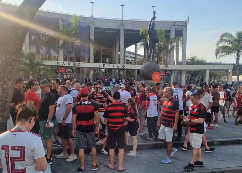 Rubro-Negros em um dos pontos de encontro da torcida: a est&aacute;tua do Bellini-