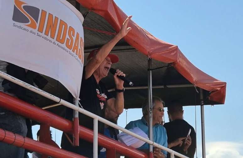Jos&eacute; Dirceu discursa durante protesto contra PEC da Blindagem