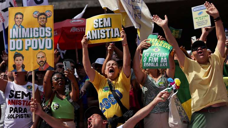 Muitos manifestantes usaram camisetas com as cores da bandeira do Brasil, normalmente um s&iacute;mbolo usado em protestos da direita radical
