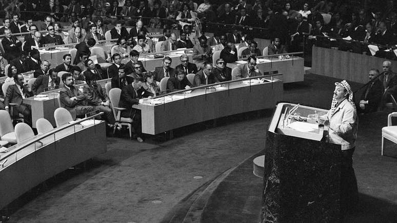 Yasser Arafat, em discurso em 1974 na Assembleia Geral da ONU