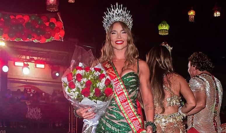 Virginia Queen of the Great River: nervous, influencer is criticized for lack of samba on the feet, but shines with looks and collects 120 thousand people alive. Learn everything that happened!